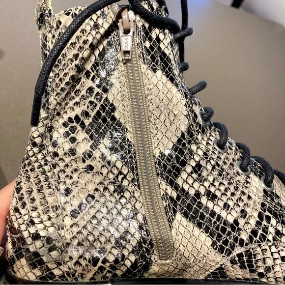 ♥️ Topshop UK 🇬🇧 Black and Cream Snakeskin Combat Boots. Size 8. GOOD AS NEW ! - Picture 9 of 11